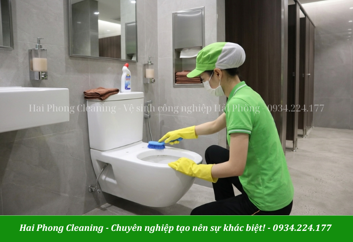Tổng vệ sinh nhà vệ sinh thường xuyên giúp giảm mùi hôi hiệu quả