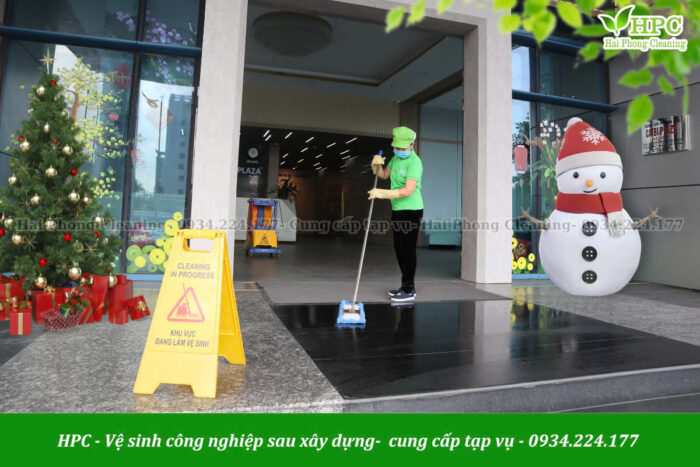 Vệ sinh toà nhà - mặt tiền là nơi tạo ấn tượng đầu tiên cho khách hàng