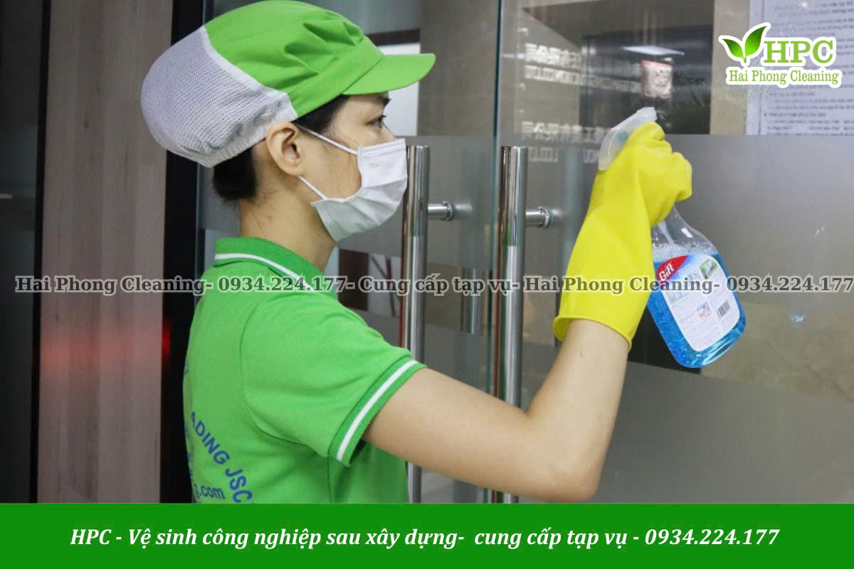 Vệ sinh kính sạch sẽ làm nổi bật hình ảnh toà nhà