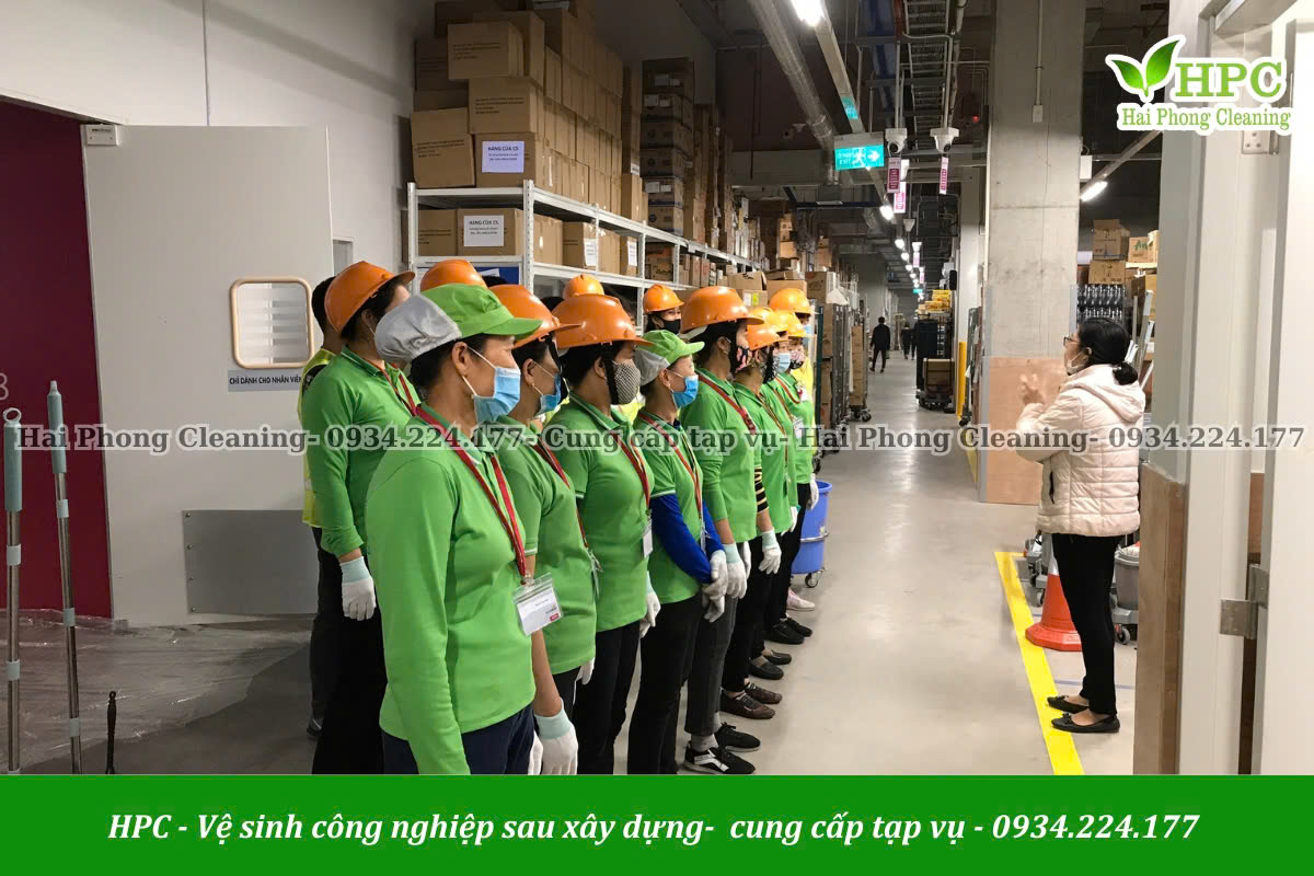 Vệ sinh trung tâm thương mại với đội ngũ nhân viên đầy đủ