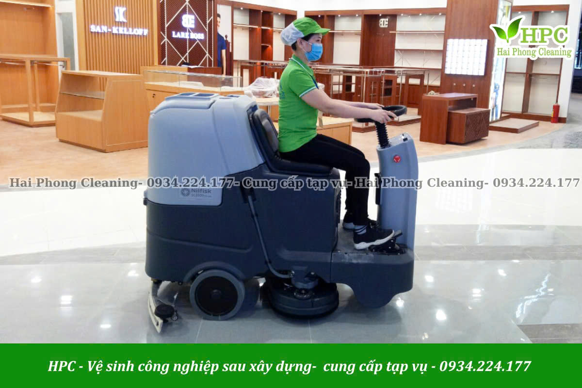 Nhân viên vệ sinh thành thạo sử dụng máy móc hiện đại