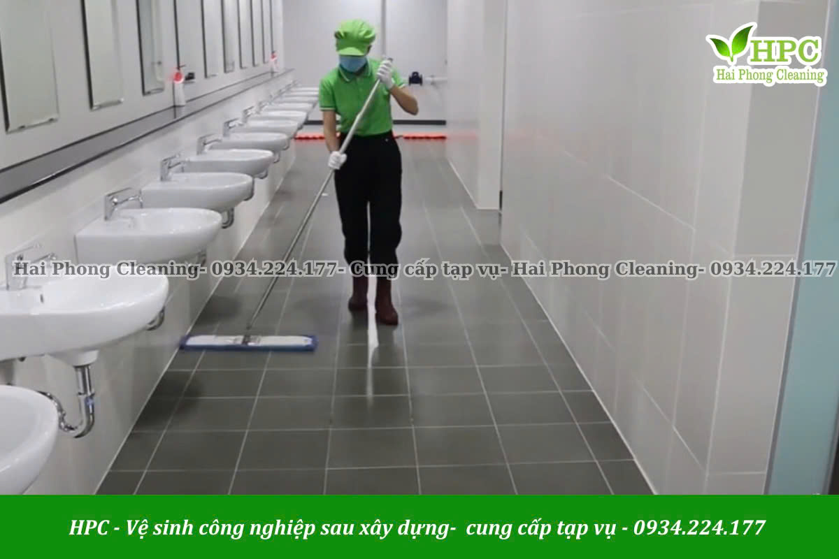 Nhân viên vệ sinh xử lý công việc theo quy trình