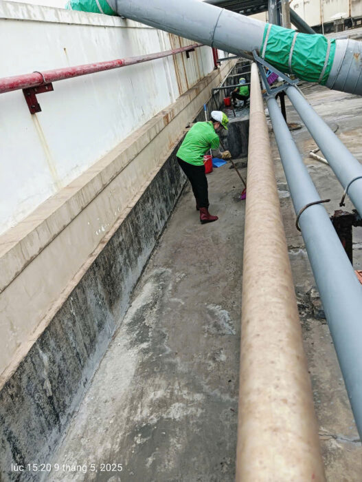 Vệ sinh định kì hệ thống thoát nước ngoài trời