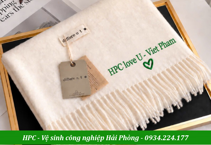 Món quà tặng 20-10 thật ý nghĩa với khăn thêu cá nhân hóa