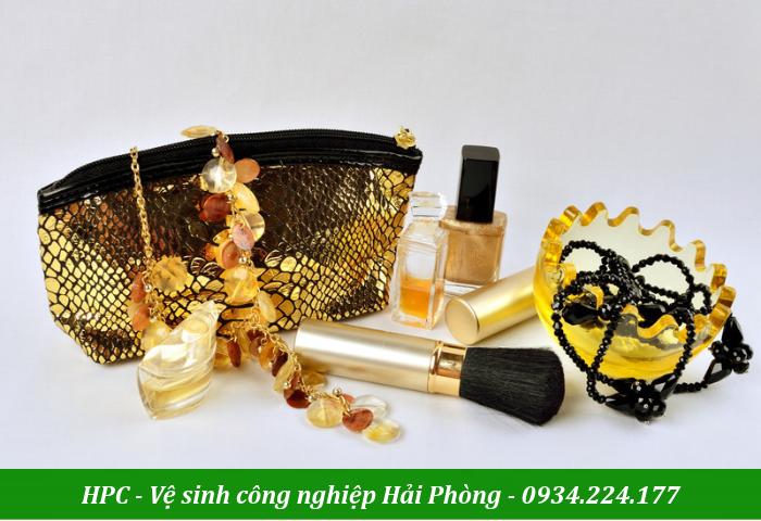 Nước hoa và mĩ phẩm luôn là món quà tặng 20-10 tinh tế
