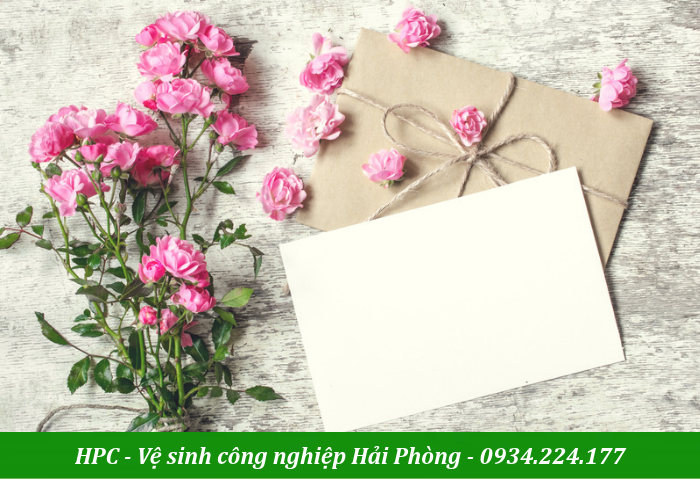 Đôi khi đơn giản chỉ là hoa và thiệp, cũng là món quà 20-10 hết sức ý nghĩa