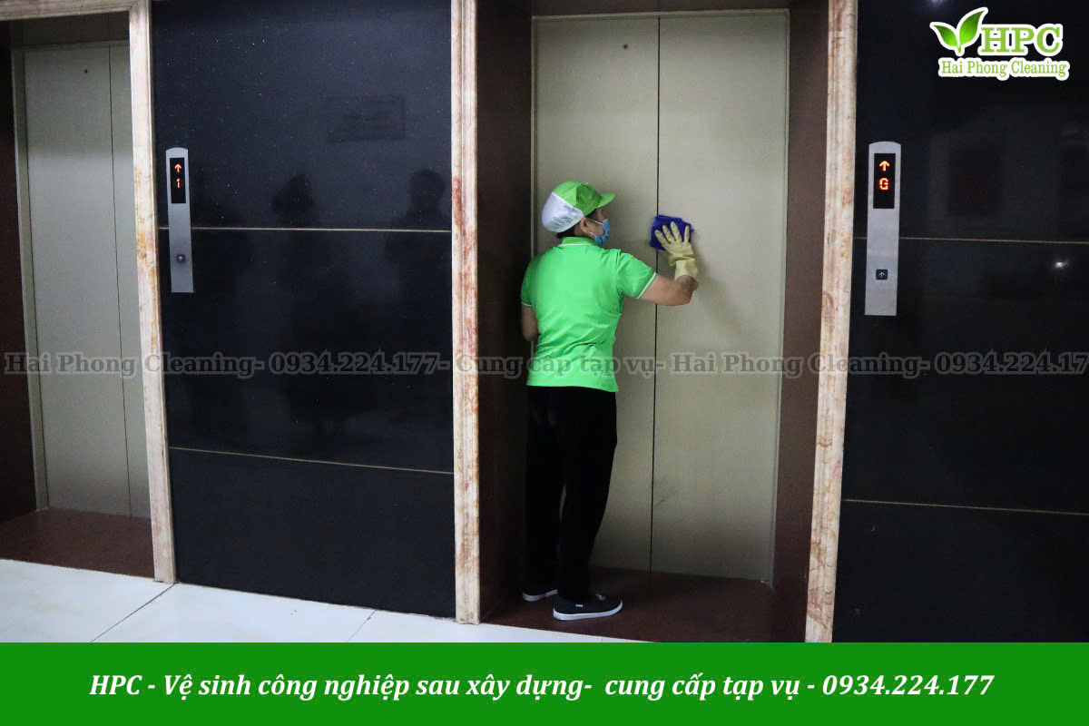 Vệ sinh thang máy inox